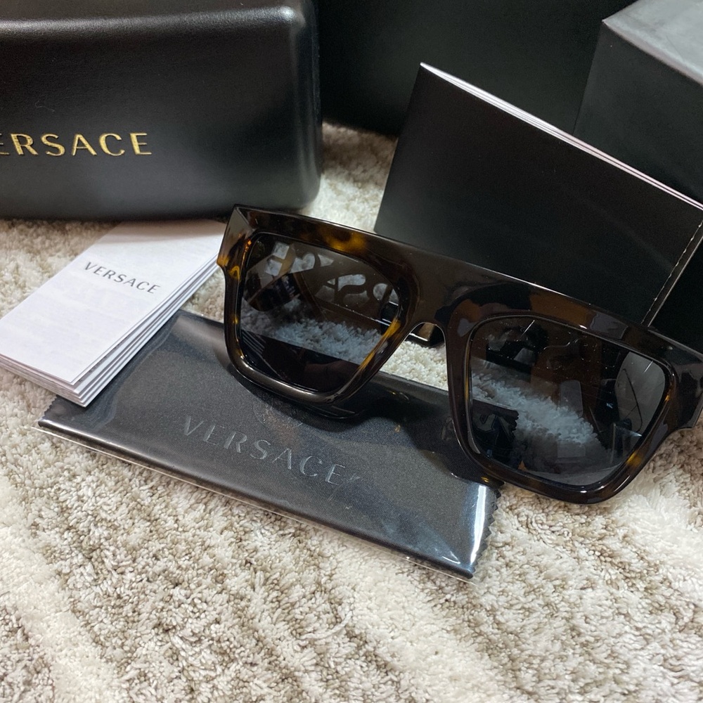 Versace black sunglasses Woman’s/Mens  New never worn or handled 🖤🕶️🔥